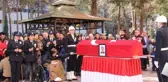 Depremde kaybettiği 3 oğlunun yanına, enkazdan çıkarılan polis eşini de toprağa verdi