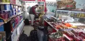 DEPREMZEDE ESNAF, İŞ YERİNDEKİ GIDALARI KOLİLERE DOLDURUP, DEPREMZEDELERE ULAŞTIRDI
