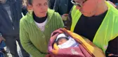 Haluk Levent, enkazdan çıkarılan 10 günlük bebeğe 