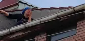 Evinden mahkeme kararıyla çıkartılmak istenen kadın, canına kıymak istedi