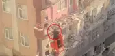 Hasarlı binadaki kedisine seslenmek için vince çıktı! Umudunu kaybetmek üzereyken kedisi çıkıp yanına geldi
