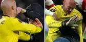 UEFA maçında skandal! Taraftar sahaya atlayıp kaleciye saldırdı, sonrası daha da ilginç