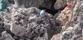 FALEZLERDE MAHSUR KALAN DEPREMZEDE GENCİ POLİS KURTARDI