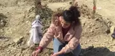 Deremde hayatını kaybeden yeğeninin sünnetliğini mezarına astı