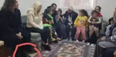Depremzede ailenin evine ayakkabıyla giren milletvekili, tepki gelince paylaşımını sildi