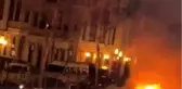 Beyoğlu'nda ticari taksinin alev alev yandığı anlar cep telefonu kamerasında