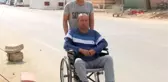 KAHRAMANMARAŞ-DEPREMDE ENGELLİ BABASINI SIRTLAYIP BİNADAN ÇIKARDI