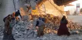 Asırlık tren yolu üst geçidi yıkıldı, vatandaşlar çıkan demirleri alabilmek için birbiriyle yarıştı
