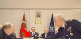 NATO zirvesinde Türk generalin boş bardakları toplaması tepki çekti