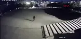 ARNAVUTKÖY'DE CEMEVİNE PENCEREDEN GİREN HIRSIZ KAMERADA