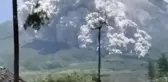 Endonezya'da Patlayan Merapi Yanardağı Volkanik Kül Püskürttü