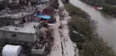 Evlerin yakınında bulunan yol depremde çöktü