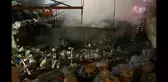 Küçükçekmece'de geri dönüşüm deposu alev alev yandı