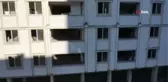 İçi harabe vaziyette terk edilen bina mahalle sakinlerini tedirgin ediyor
