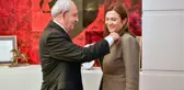 Öldürülen Diyarbakır Baro Başkanı Tahir Elçi'nin eşi CHP'ye katıldı! Rozetini Kılıçdaroğlu taktı