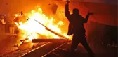 Fransa'da sokaklar yangın yeri! Protestocular belediye binasını ateşe verdi