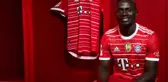 Bayern Münih'in yıldızı Mane, uçaktaki pozuyla Müslüman hayranlarını mest etti