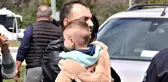 Kazada yaralanan baba ağlayan çocuğunu bir an olsun bırakmadı