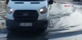 İSKENDERUN'DA SU BASKINININ YAŞANDIĞI CADDELERDE TAHLİYE ÇALIŞMASI