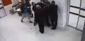 Hastanede kırmızı alana geçmek isteyen 2 kişi, güvenlik görevlisini darbetti