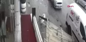Ankara'da kuvvetli rüzgarın binanın çatısını uçurduğu anlar kamerada