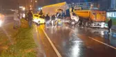 Hafriyat kamyonuna çarpan kamyonet taksiyi altına aldı! 3 kişi yaralandı