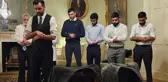İskoçya'nın ilk Müslüman Başbakanı Hamza Yusuf, resmi konuttaki ilk gününde ailesine namaz kıldırdı