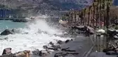 DENİZİN TAŞTIĞI İSKENDERUN SAHİL KESİMİNDE, SU TAHLİYE EDİLİYOR