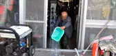 İskenderun'da deniz seviyesi yükseldi, esnaf deniz suyu tahliye ediyor