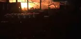Parfüm fabrikasındaki yangın söndürülemiyor, patlayan parfümler zorluk oluşturuyor