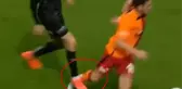 Ortalık yangın yeri! Emre Akbaba'ya çıkmayan kırmızı kart G.Saraylıları ayaklandırdı