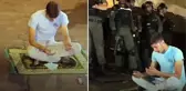 Filistinli genç, polis barikatlarının arasında seccadesine oturup bağırarak yalvardı: Allah'ım yardım et