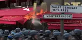 Fransa'da tansiyon hala yüksek! Göstericiler, Macron'un favori restoranını ateşe verdi