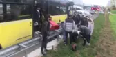 ATAŞEHİR'DE İETT OTOBÜSÜ İLE BARİYER ARASINDA SIKIŞAN MOTOSİKLETLİ YARALANDI