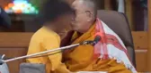 Küçük çocuğu dudağından öpüp skandal sözler söyleyen Dalai Lama özür diledi: Şaka yaptım