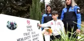 Şehit babasının mezarında dua etti, mezar taşındaki fotoğrafını okşadı