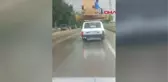 Otomobilin tavanında koltuk takımıyla yolculuk! Gören telefona sarıldı