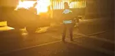 Motor kısmından alev alan kamyonet yandı: 1 yaralı