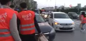 AK Partili milletvekili adayı Bağcılar'da trafikte vatandaşlara iftarlık dağıttı