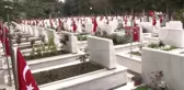 Bayram arifesinde şehit ailelerinin ilk durağı yine şehitlikler oldu