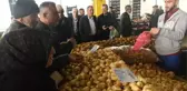 Belediye pazarcılarla anlaşma yaptı! Soğan 5 TL'den kapış kapış satıldı