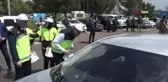 Vali Ayhan'dan sürücülere hediyeli bayram kutlaması