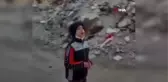 Enkaz başında dua ederken tanınan minik Ahmet, bayram sabahı da annesi ve kardeşlerinin mezarında dua etti