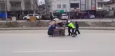 Yol uygulaması yapan polis kağıt toplayıcısı yaşlı adamın yardımına koştu