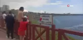 Manzarada fotoğraf çektirmek için canlarını hiçe sayıp çitlerden atladılar