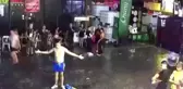 Su festivalinde kendisine su döken adama kafa atan Türk gözaltına alındı
