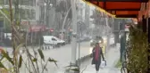İstanbul'da gök gürültülü sağanak etkili oldu! Cadde ve sokaklarda su birikintisi oluştu