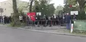 Almanya'daki Türkler oy kullanmak için sandıklarda uzun kuyruklar oluşturdu