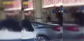 Gençlerin meydan muharebesi gibi kavgası kamerada