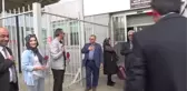 YÜKSEKOVA'YA GELEN İRANLI TUR OPERATÖRLERİNE ÇİÇEKLİ KARŞILAMA